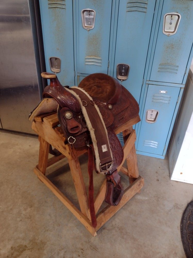 Pioneer Big Horn 14 Inch Western Saddle Model no. 1450 (Stand Included)