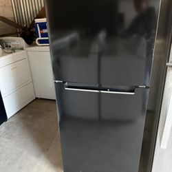 Magic Chef Refrigerator 15cu.ft It's new.