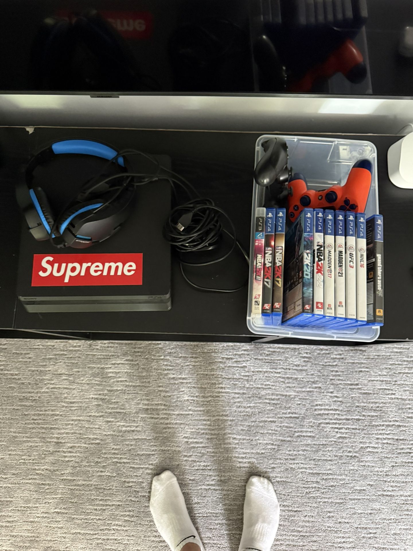 PS4 w Games, 2 Controllers, Headset