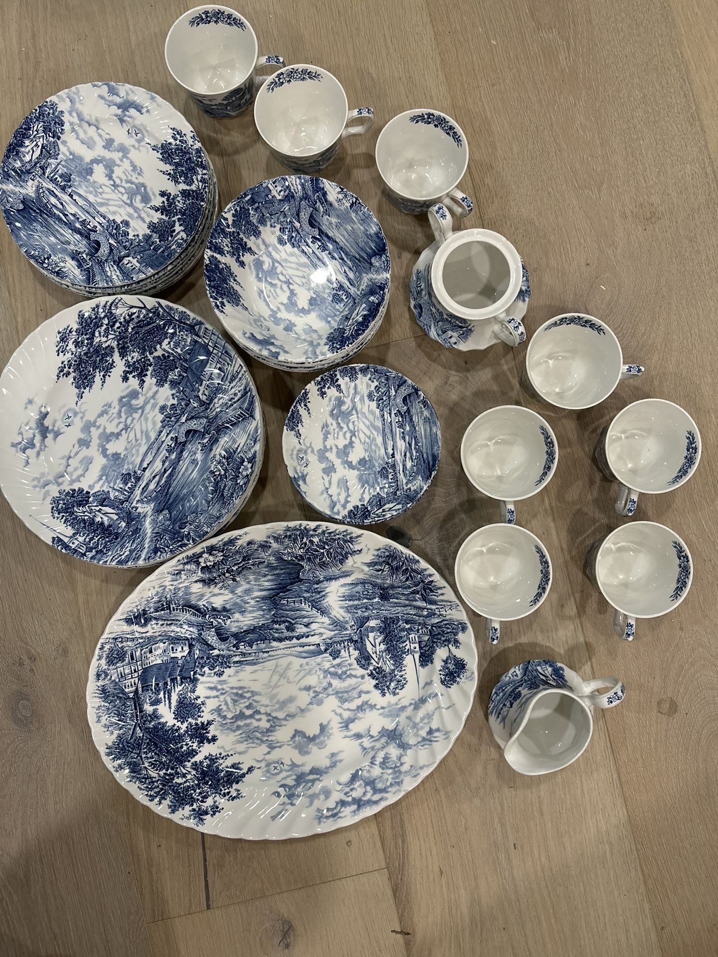 China 39-Piece Dinner Set