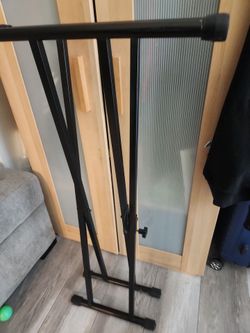 Double-Braced X-Style Keyboard Stand – Excellent Condition