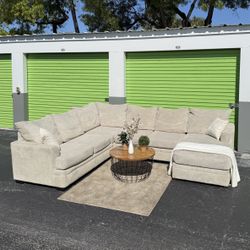 Beige Rooms To Go Sectional Couch/Sofa - Delivery Available 🚚