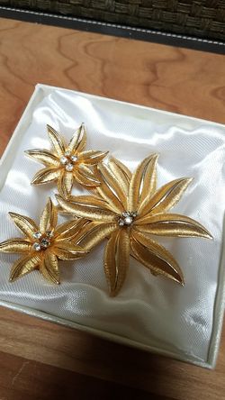 Vintage brooch and clip earrings set