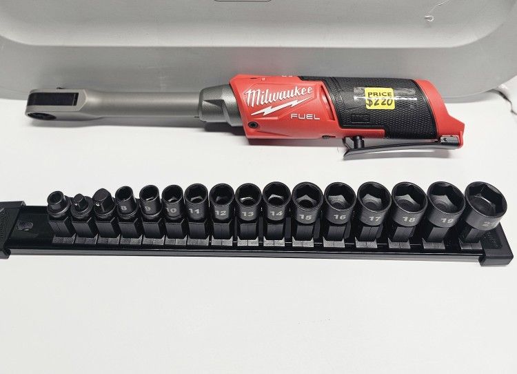 Milwaukee
M12 FUEL INSIDER 12V Lithium-Ion Brushless Cordless 1/4 in. - 3/8 in. Extended Reach Box Ratchet (Tool-Only)