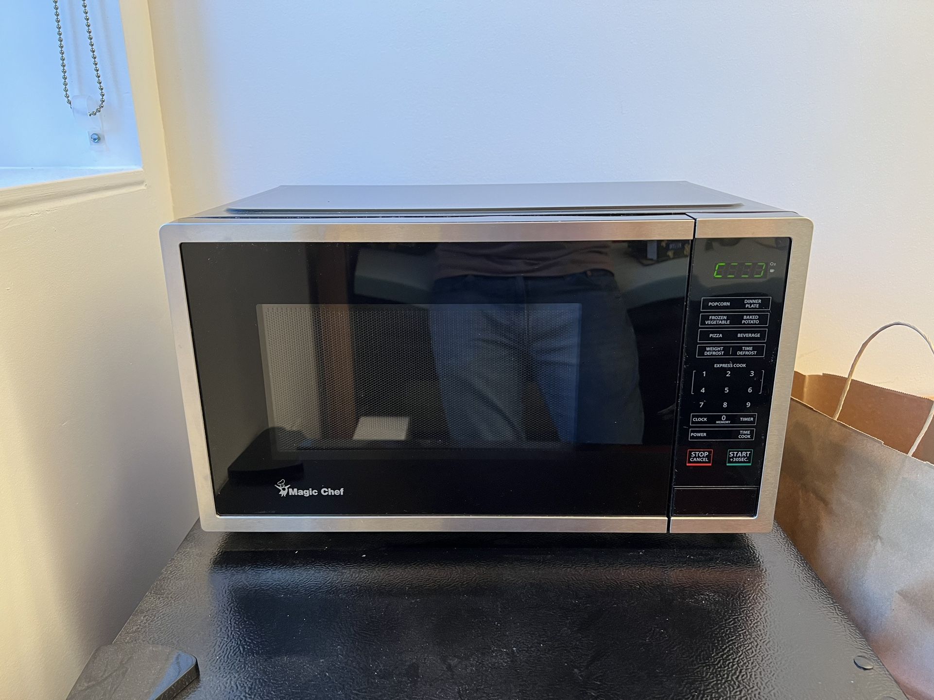 Magic Chef Microwave 0.9 Cubic Foot 900W