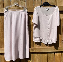 Due per Due Skirt Set  100% Silk  Blouse - 16W Pit-to-Pit - 24 inches Sleeve length - 10 inches Total length - 26 inches  Skirt - 14W with elastic & i