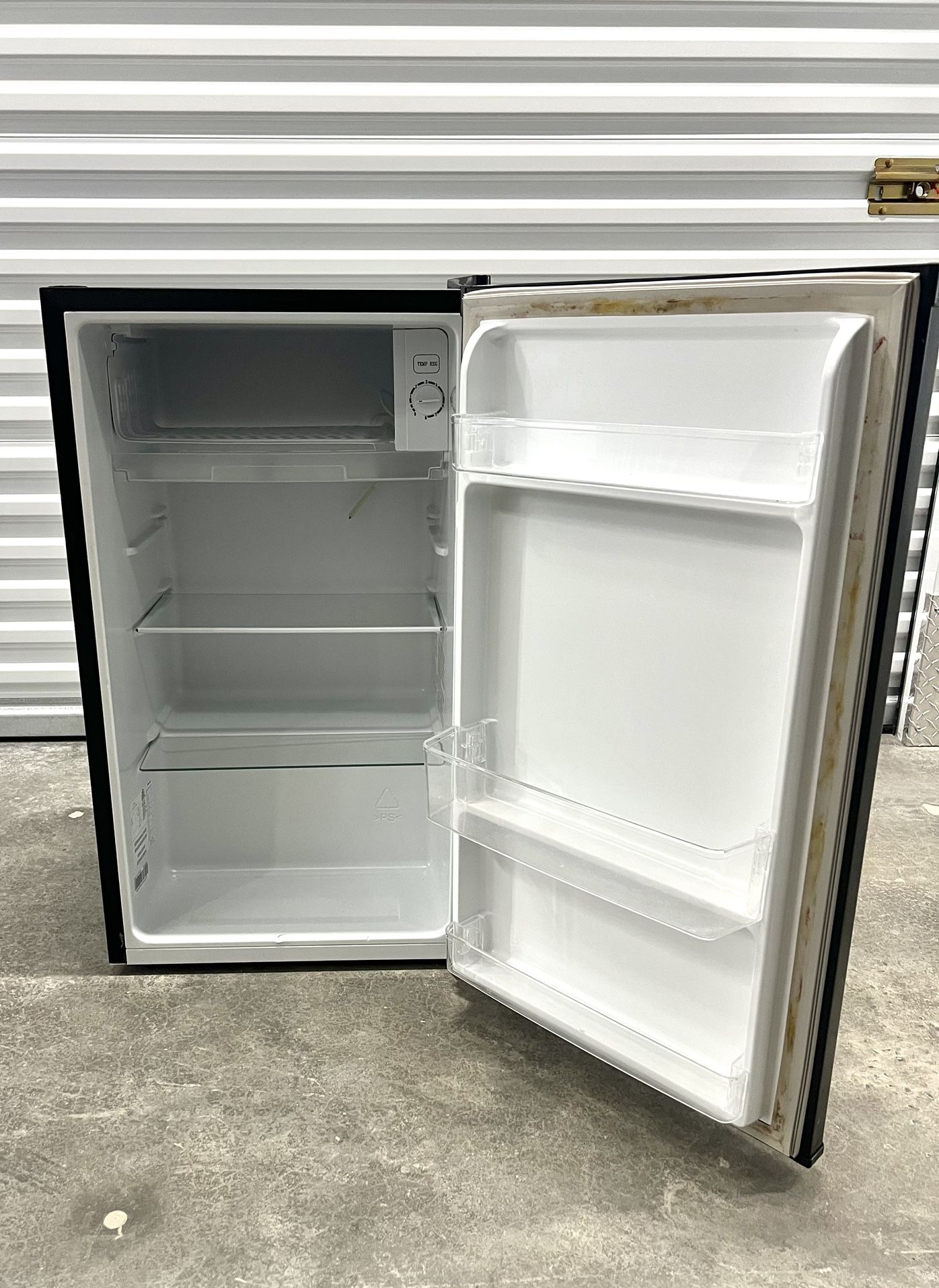 Hisense Mini Fridge 3.2 Cu Ft – Compact Refrigerator in Black – Works Great