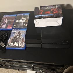 ps4 with 1 controller and 3 games
