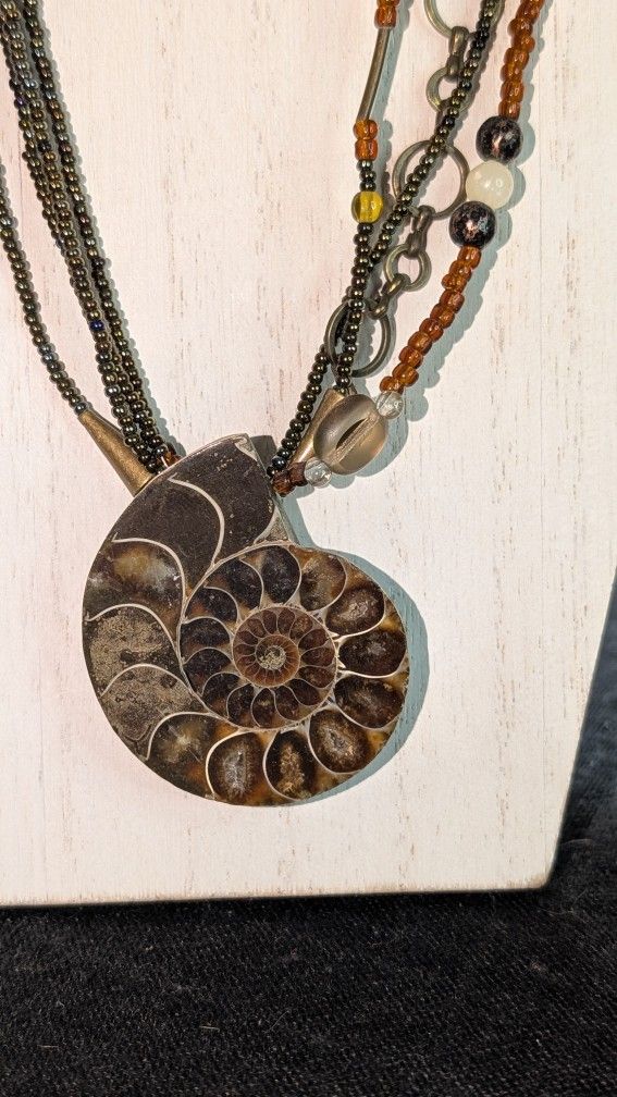 Gorgeous ammonite fossil chunky necklace. 

In excellent condition. 

Features a huge and beautiful fossil ammonite with crystallized formations. 

Pe