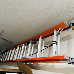24 Ft Fiberglass Extension Ladder- Like New!