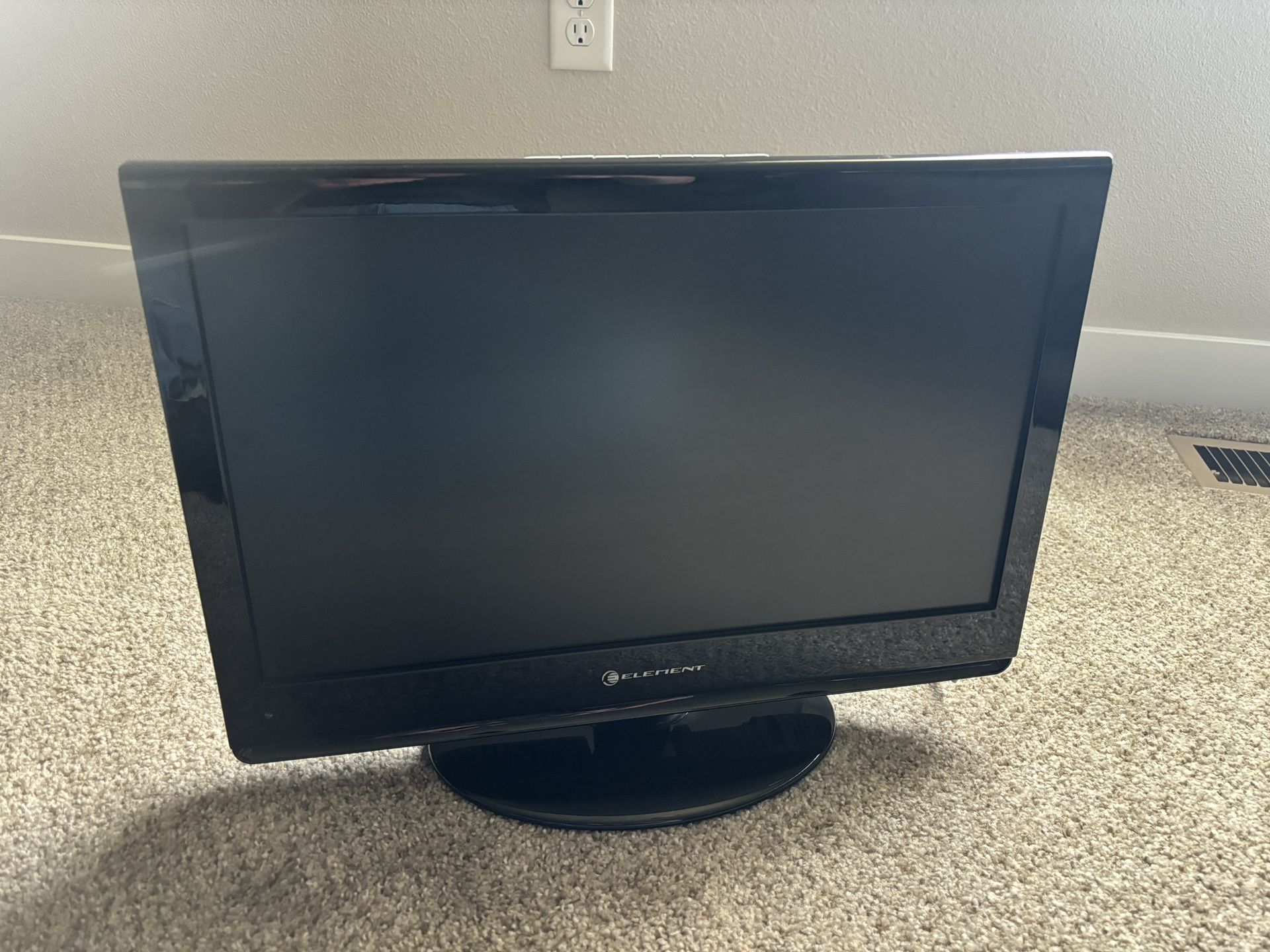 Element  19”  Mini TV 
