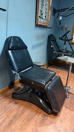 Tattoo/massage chairs