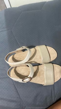 Brioso women’s sandals, size 10M.