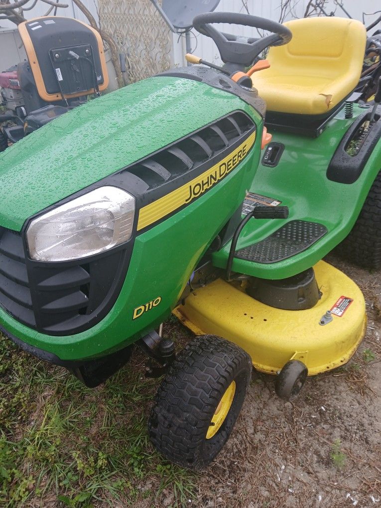 John Deer D110 19hp Runs Great Like New Condition