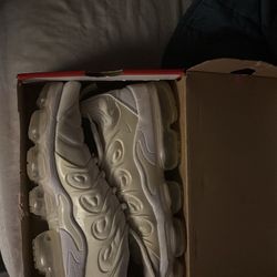 White Nike Vapor Max