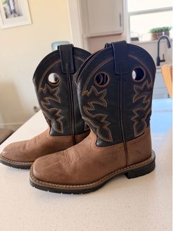 Kids boots size 3  (only worn once inside)