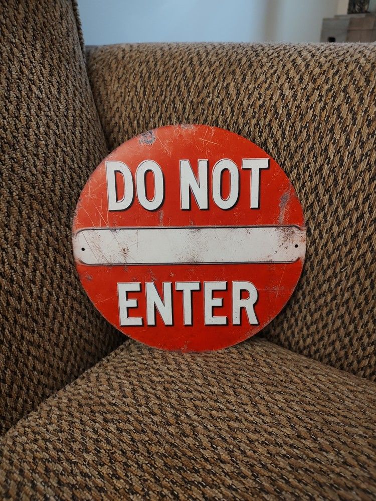 DO NOT ENTER METAL SIGN. 8" ROUND. NEW. PICKUP ONLY