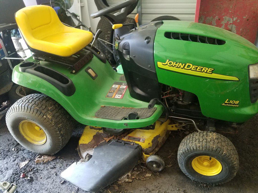 John Deere 42" L108 Riding Lawn Tractor Mower with Bagger
