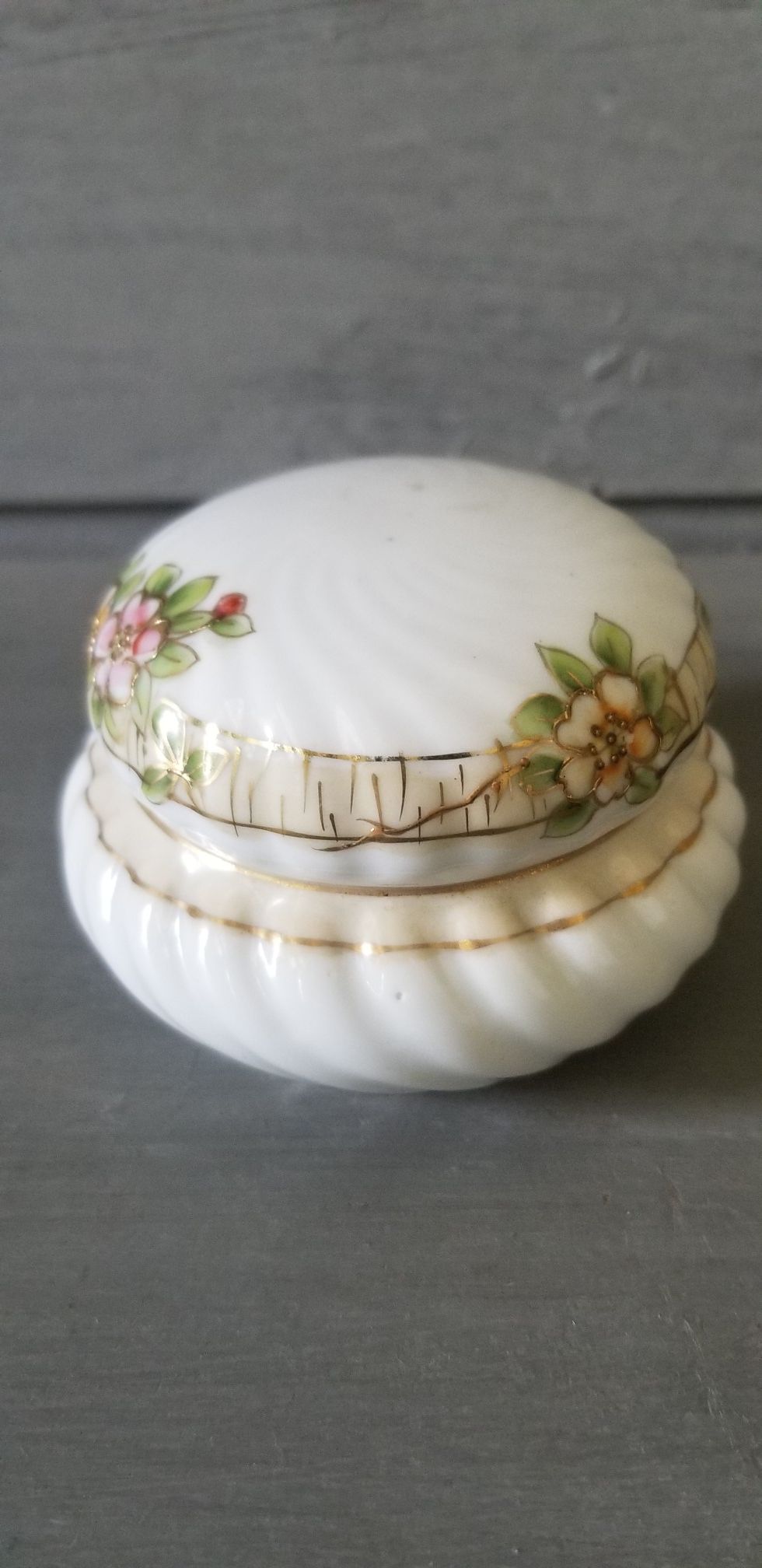 Antique dresser jar / trinket box