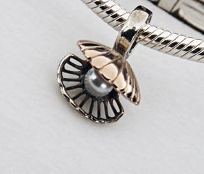 Pandora “One of a Kind” Pearl Silver Clamshell Dangle Charm