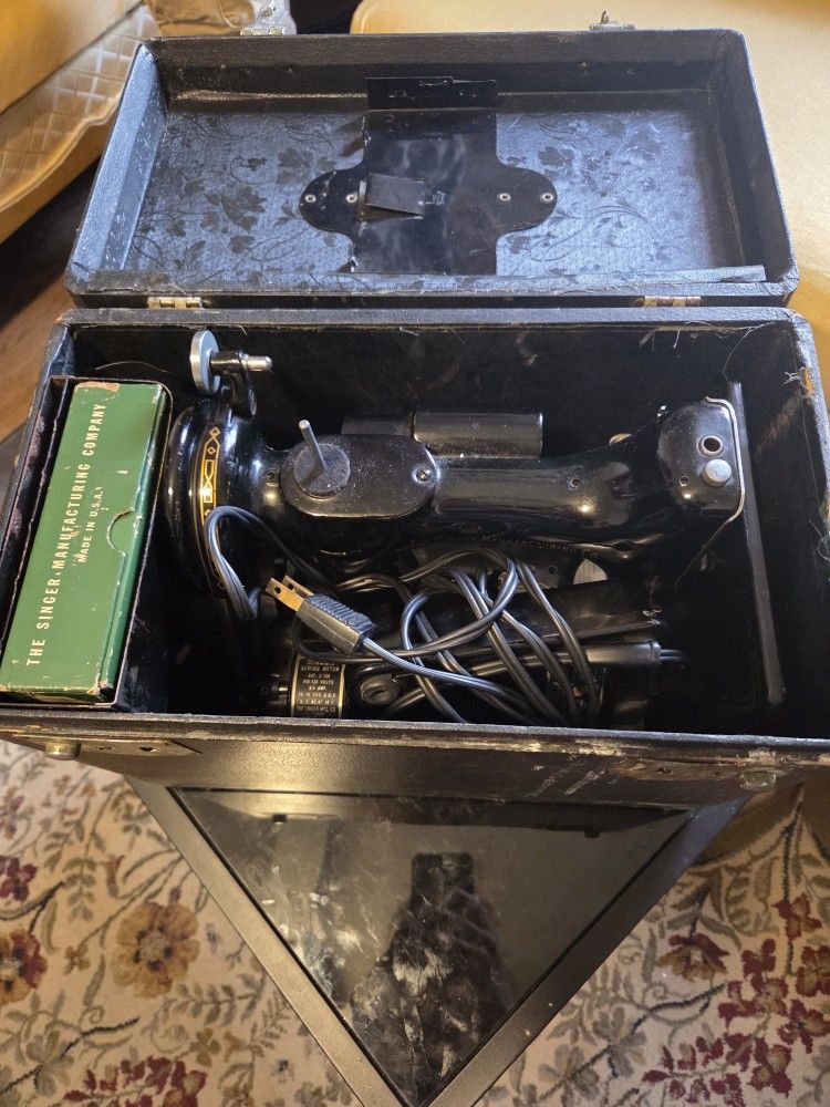 Vintage Singer 221

Featherweight Sewing Machine w/ Orig Case & Manual 1948 Works