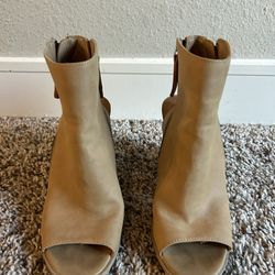 Woman’s tan DV by Dolce Vita ankle bootie heels with peep toe size 8 Woman