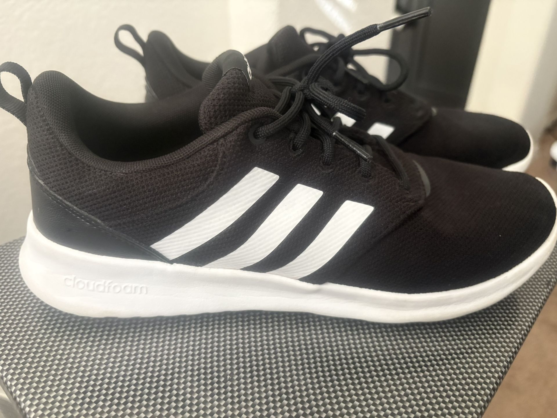 Woman's Adidas (8.5)