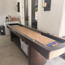 Shuffleboard table 