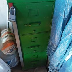 NICE GREEN 3 DRAWER FILE CABINET.WITH A LOCK BAR.