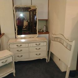  WHITE ANTIQUE BEDROOM  SET