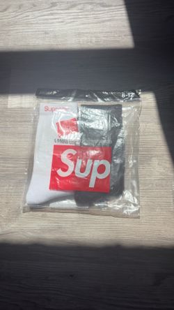 supreme socks black and white pair