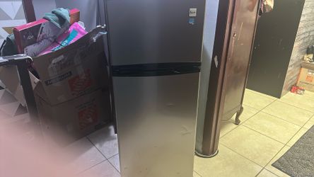 Avanti Apartment-Size Refrigerator – Stainless Steel Look