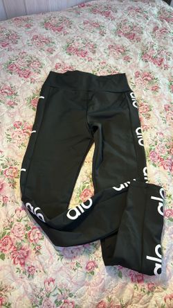 Black and white Alo Gym leggings