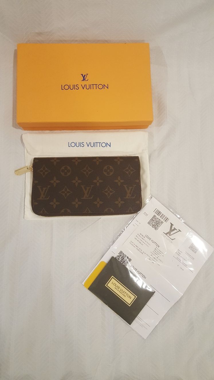 Authentic Louis Vuitton Monogram Zippy Compact Wallet Preowned With Box for  Sale in Garden City South, NY - OfferUp