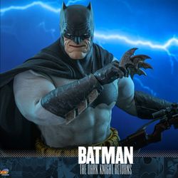 Hot Toys CMS024 The Dark Knight Returns Batman 1/6 Figure