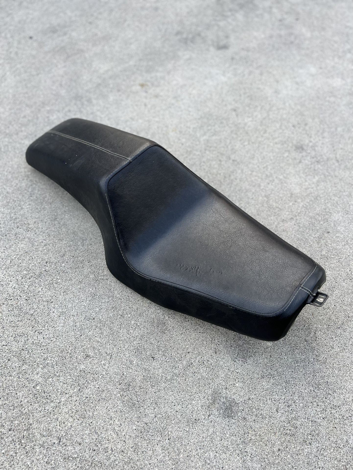 Biltwell Continental Step-Up Seat For Harley Dyna