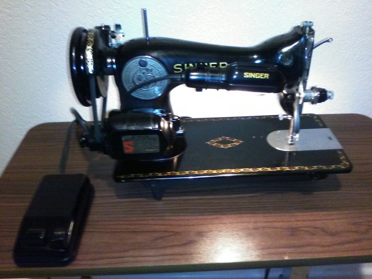 1947 SINGER Sewing Machine (AH003329) with Attachments for Sale in