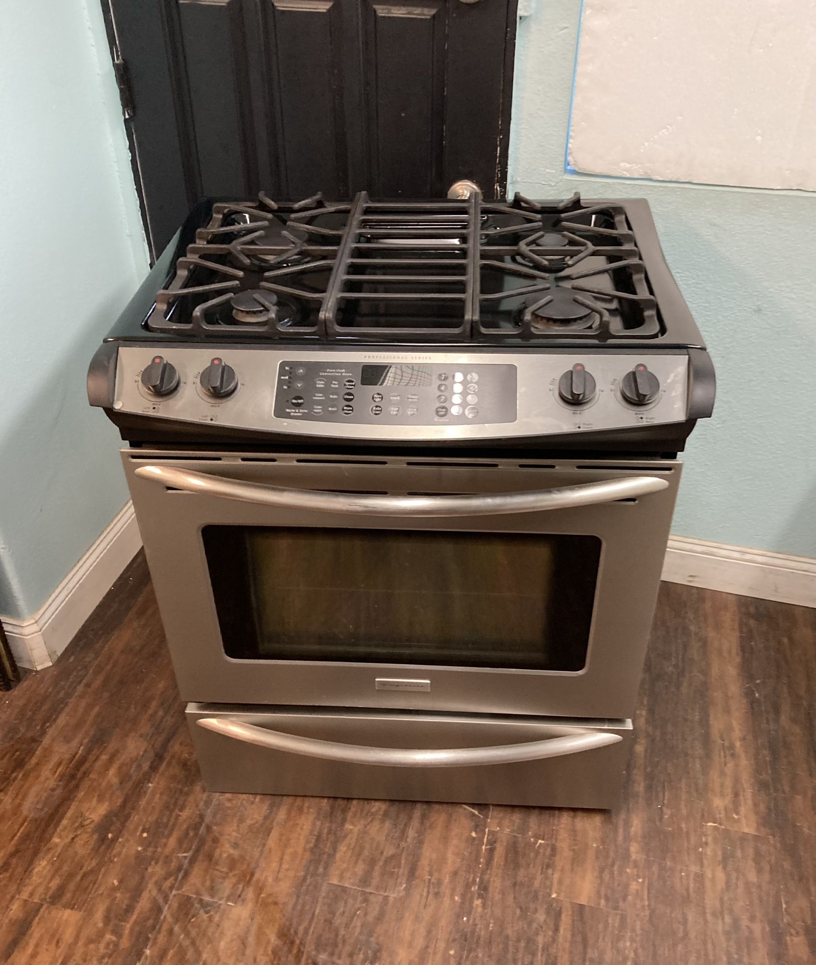Frigidaire Gas Stove Good Working Condition for Sale in Santa Clarita