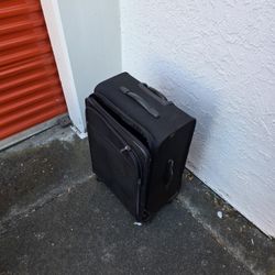 Kirkland luggage 4 wheels black soft fabric perfect condition 29"