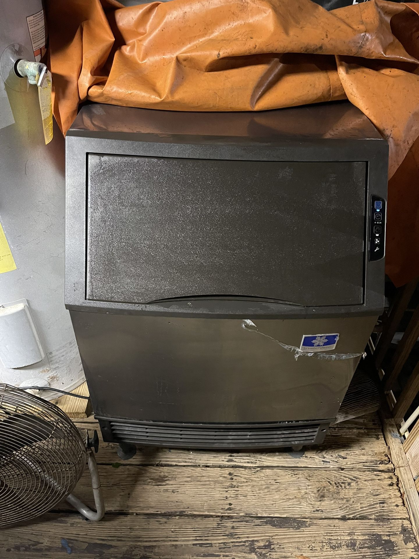 Manitowoc UDF0140A NEO 26" Air Cooled Undercounter Dice Cube Ice Machine with 90 lb. Bin - 115V,