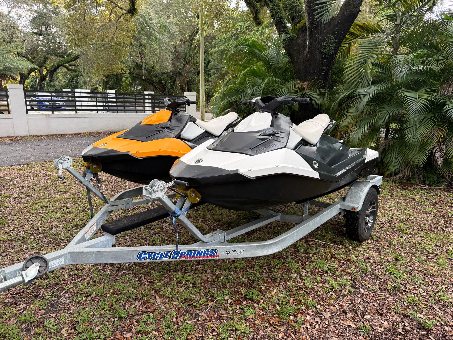 2x Seadoo Spark 2015 - 50 hours each - double trailer included
