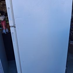 White Wentinghouse Refrigerator