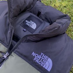 New The North Face Green and BlackPuffer Vest Unisex