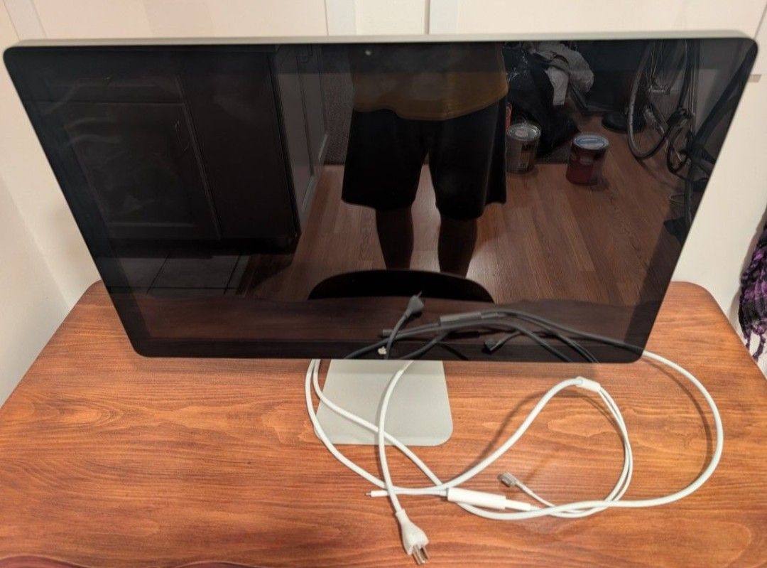 Apple Thunderbolt Display 2015
27" with C connector.