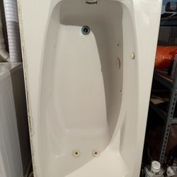 Beautiful Tub/Jacuzzi