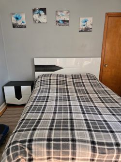 Queen black and white modern 4-piece bedroom set