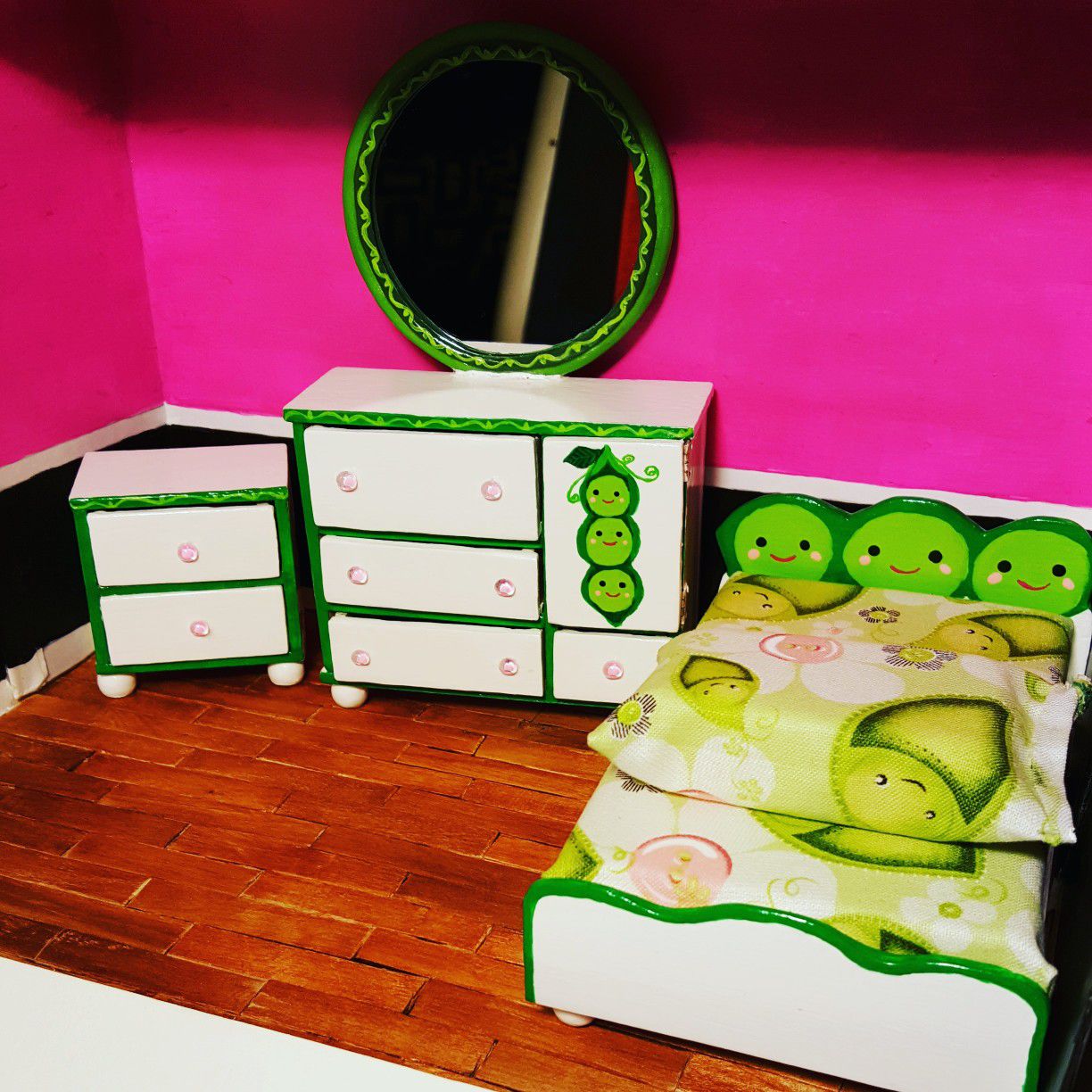 Peas in a pod dollhouse set