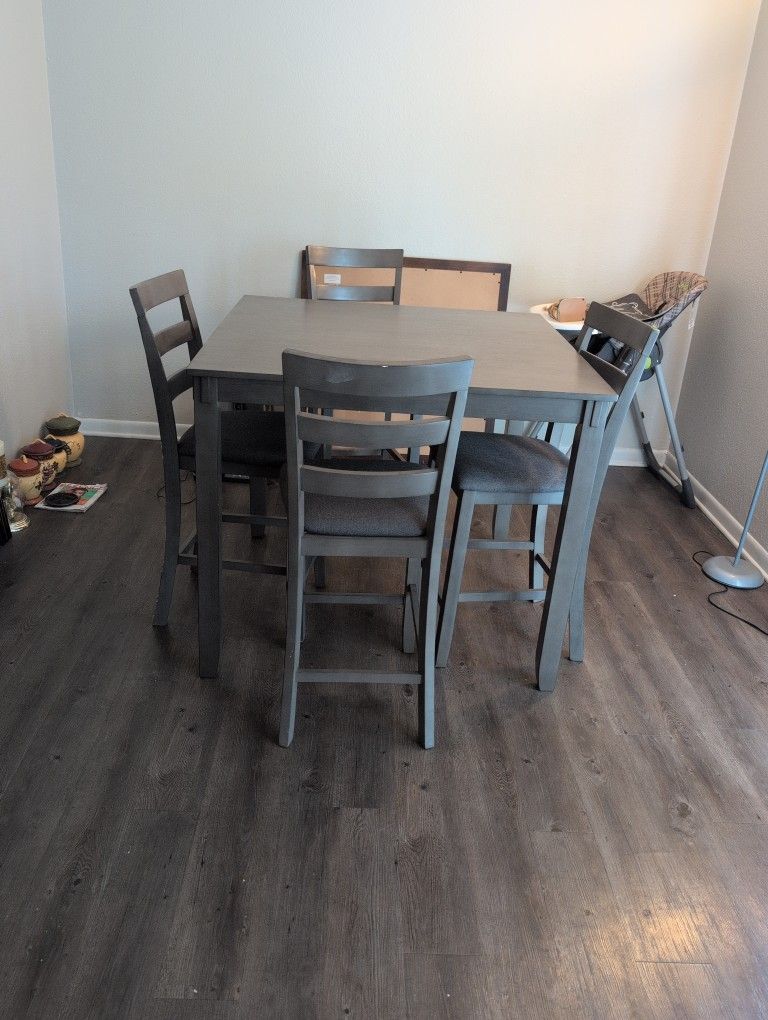 Looking To Sell Kitchen Table Set With Chairs