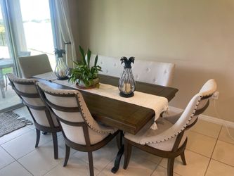 Extendable wood dining table