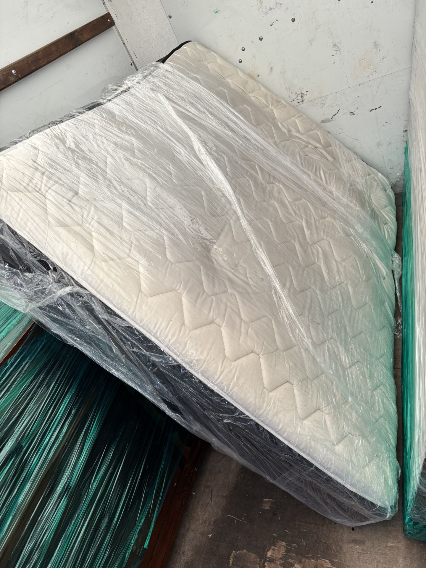 Bedroom Set/ Full Size Mattress